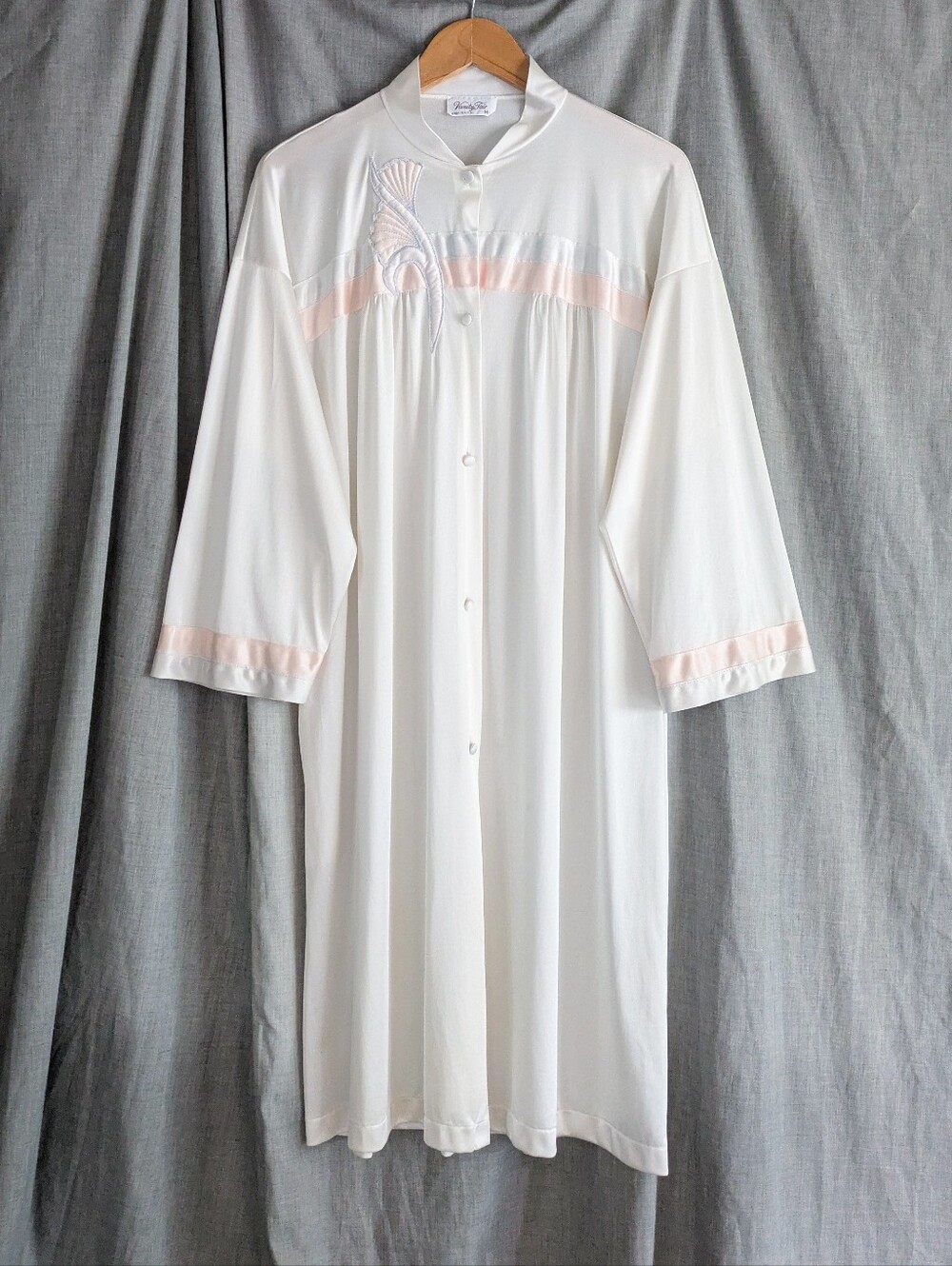 Vintage Vanity Fair robe/peignoir with art deco embroidery